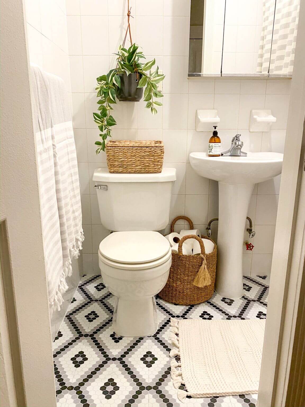 28 Small Apartment Bathroom Ideas To Revamp Your Bathroom On A Budget