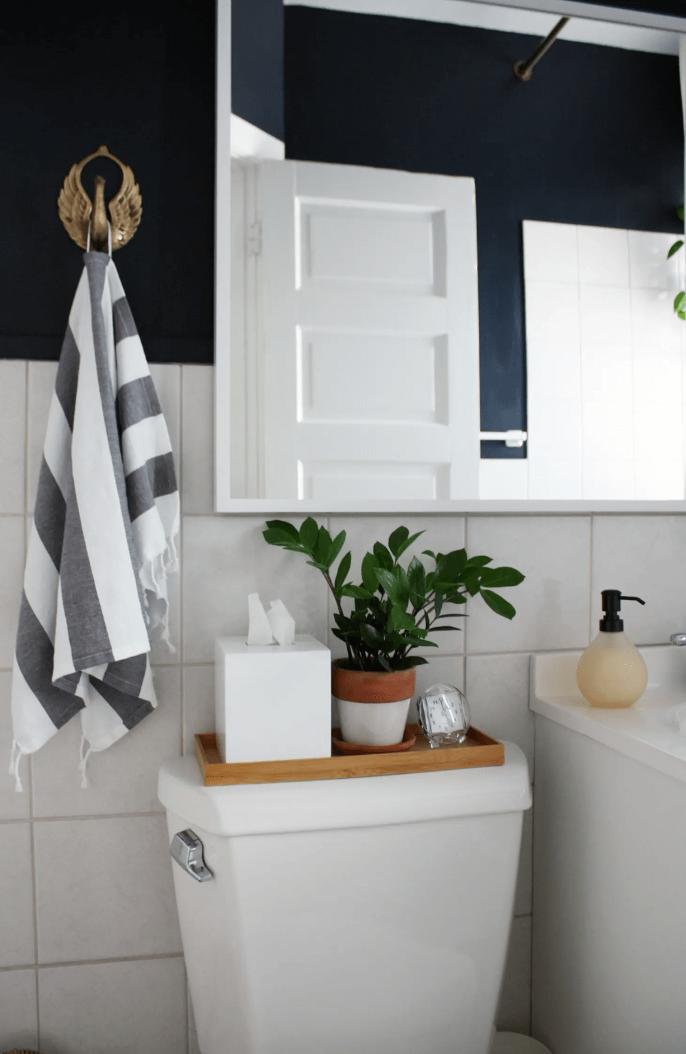 28 Small Apartment Bathroom Ideas To Revamp Your Bathroom On A Budget