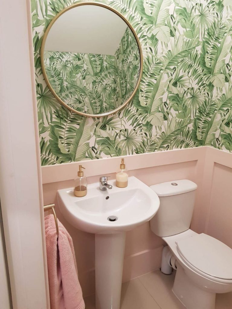 tropical wallpaper bathroom idea