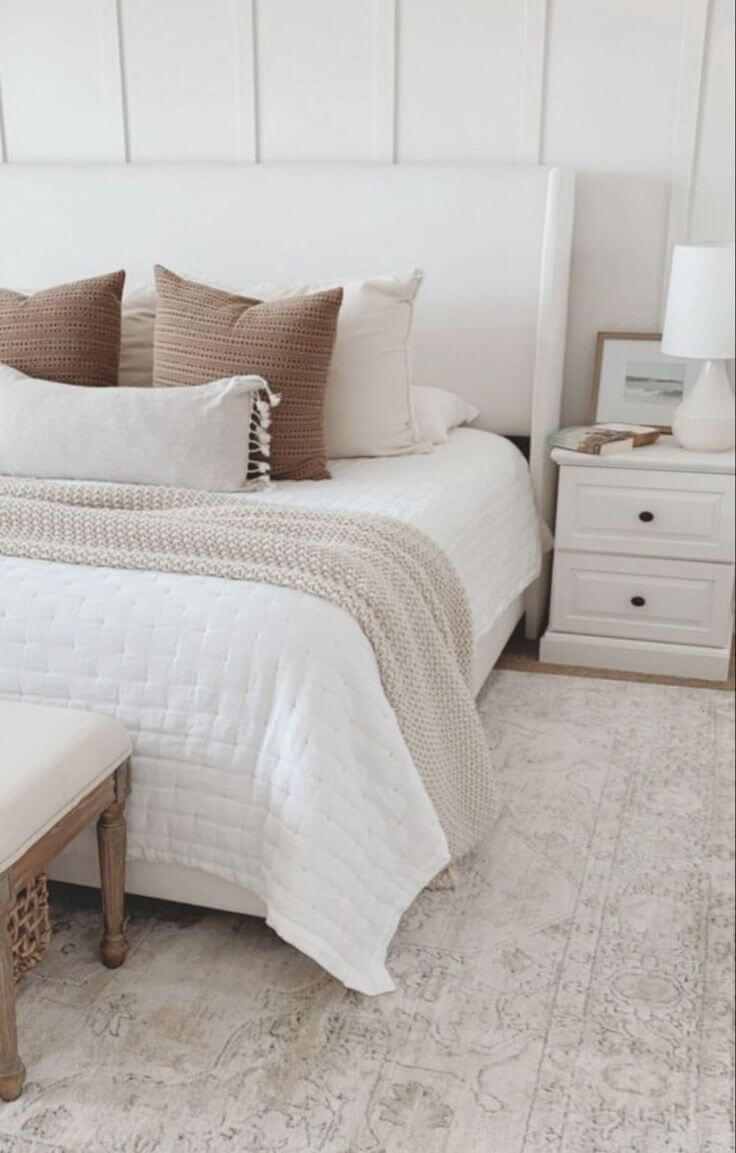 18 Decorative Throw Pillow Ideas For Your Bed (And How To Arrange Them)