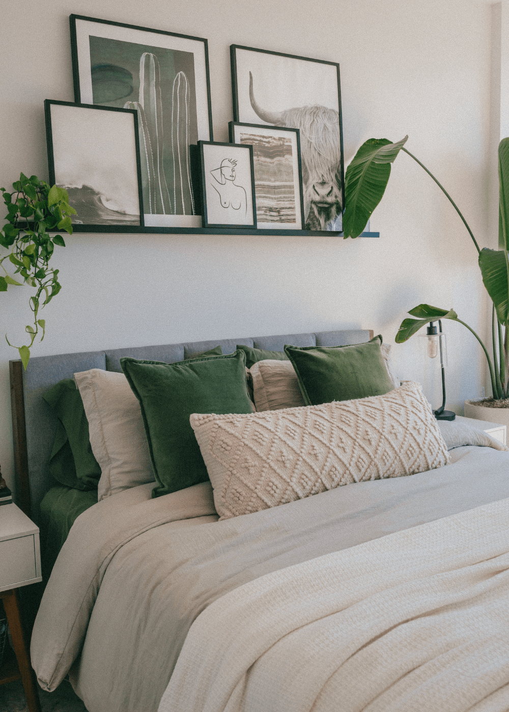 18 Decorative Throw Pillow Ideas For Your Bed (And How To Arrange Them)