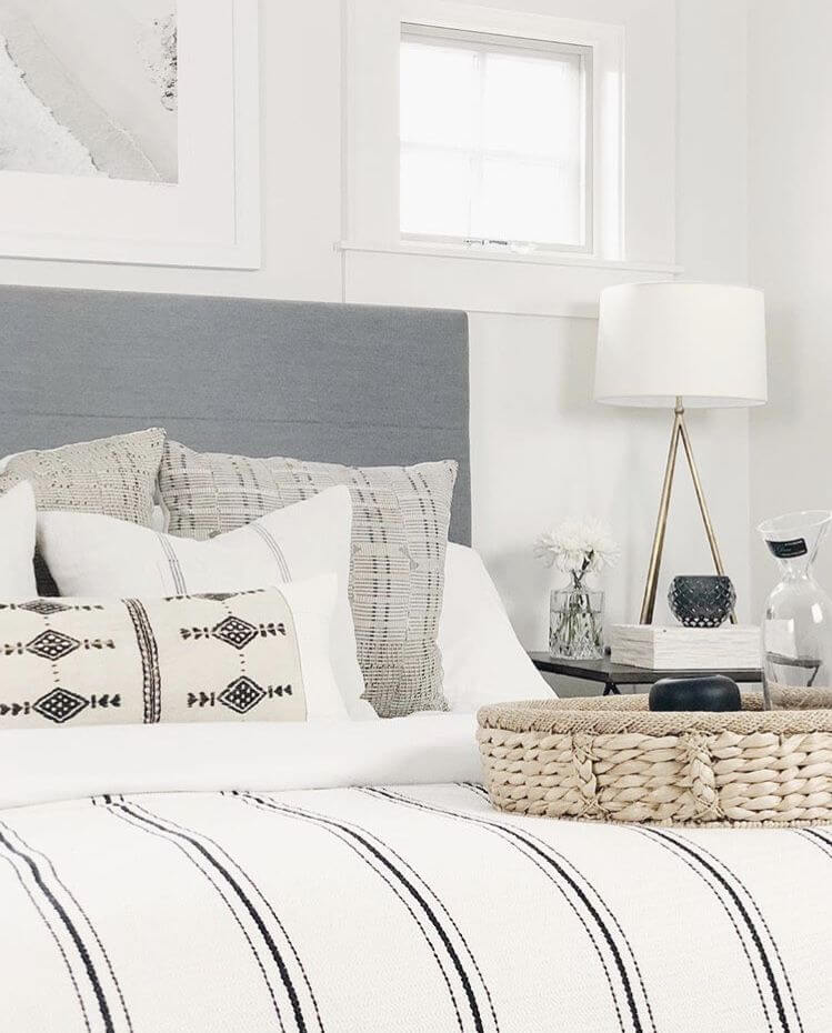 how to arrange throw pillows on bed