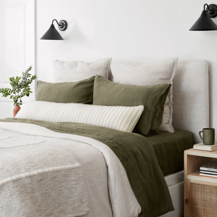18 Decorative Throw Pillow Ideas For Your Bed (And How To Arrange Them)