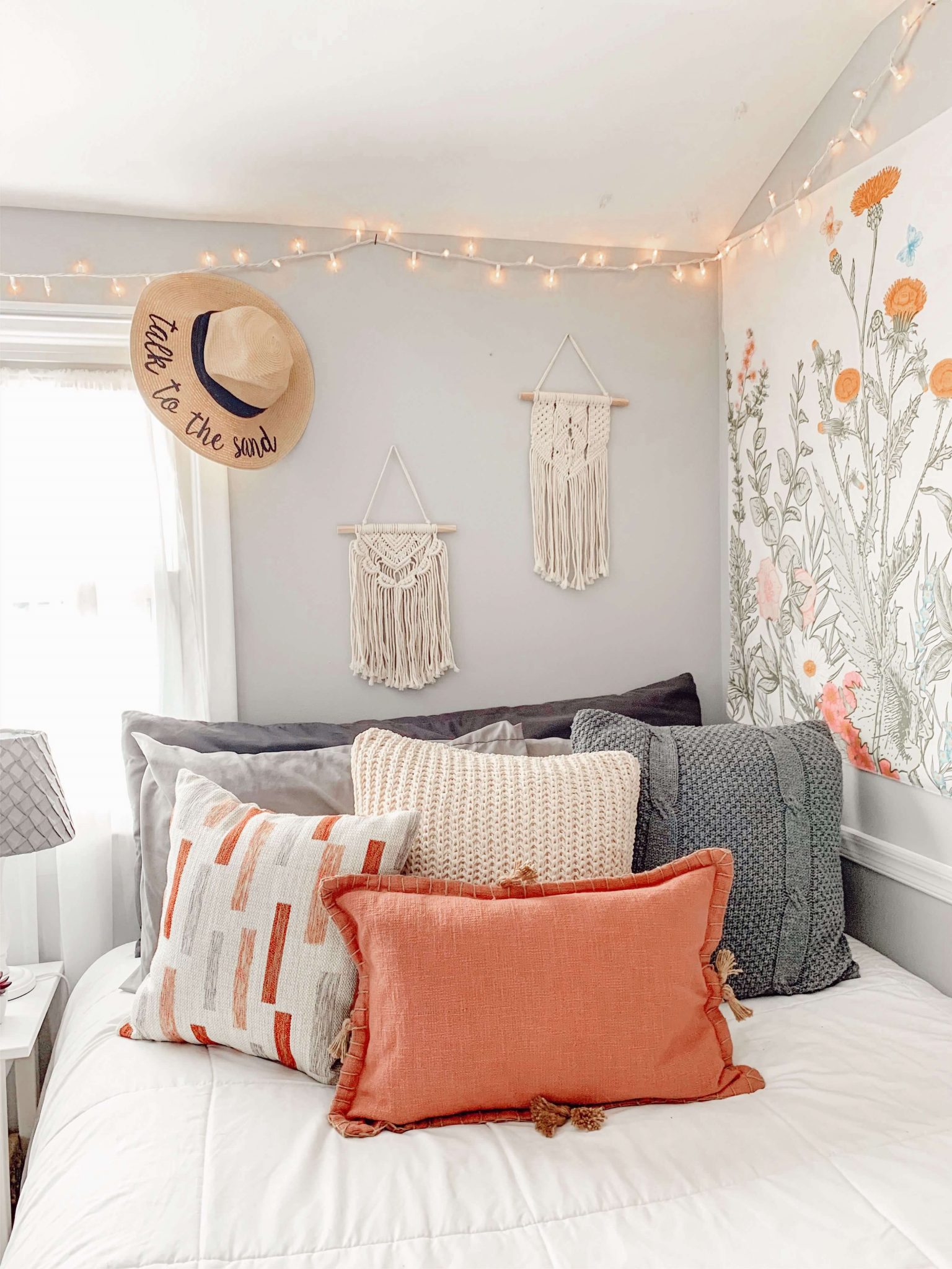 18 Decorative Throw Pillow Ideas For Your Bed (And How To Arrange Them)