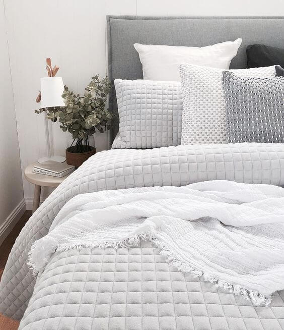 pillow arrangement queen bed