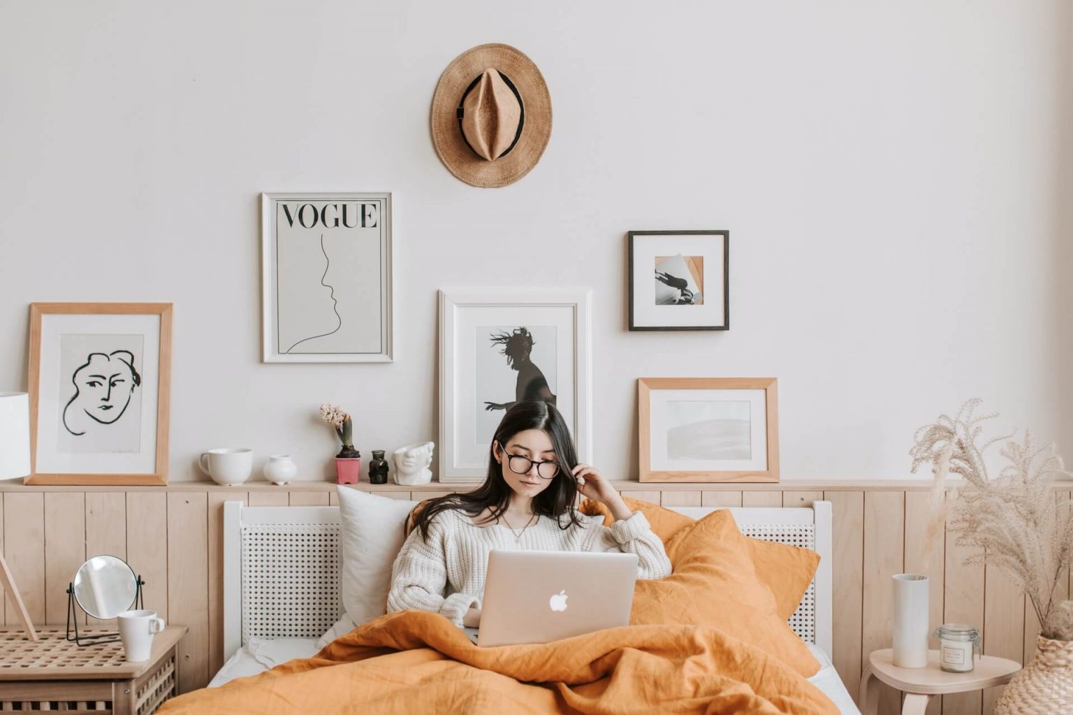 18 Decorative Throw Pillow Ideas For Your Bed (And How To Arrange Them)