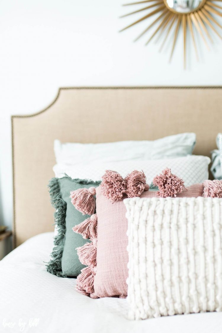18 Decorative Throw Pillow Ideas For Your Bed (And How To Arrange Them)