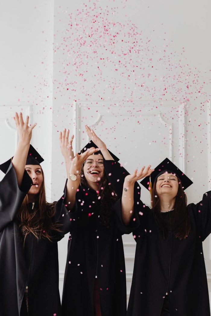 21 Best Graduation Picture Ideas: Picture Poses, Photo Displays & Photoshoot Inspo