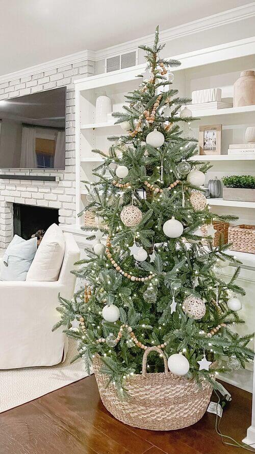 neutral christmas tree decor