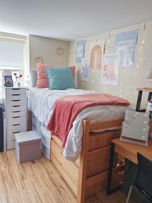 blue and pink dorm room