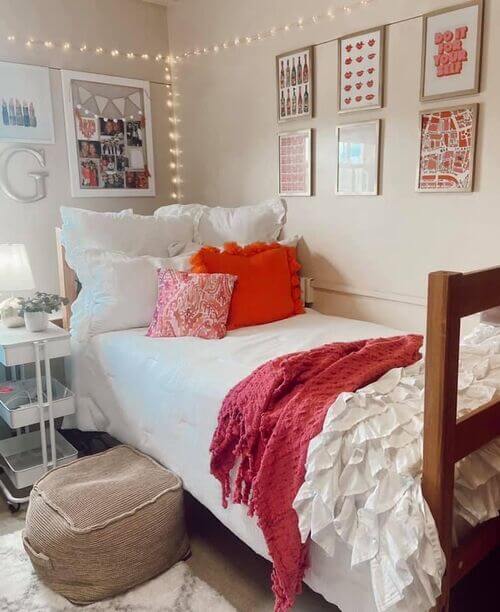 pink and white dorm room