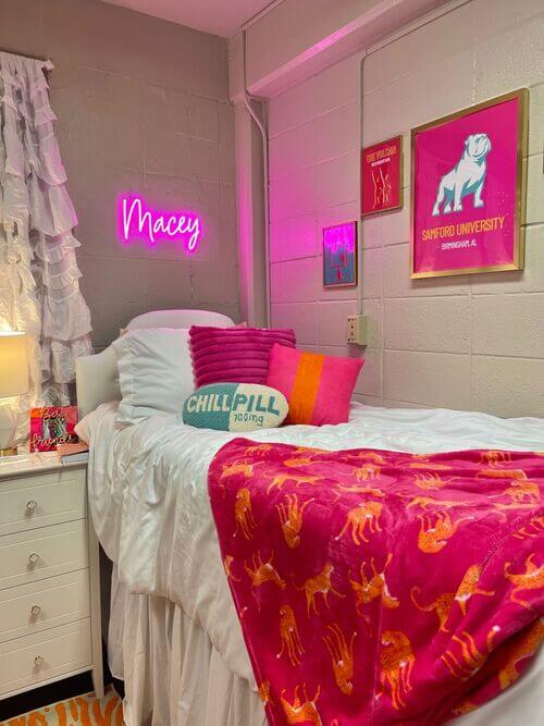 pink preppy and white dorm