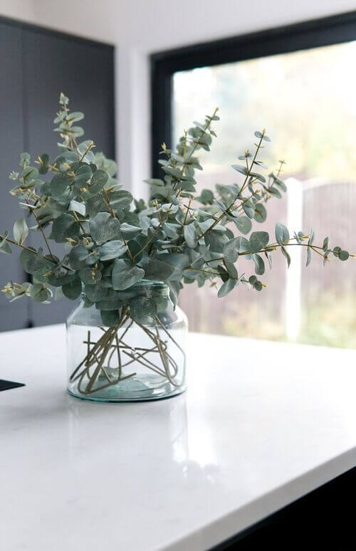 simple greenery centerpiece for dining table