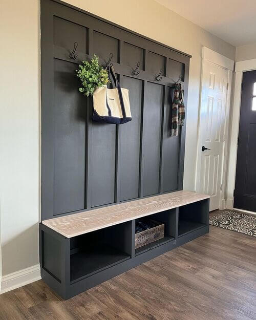 entry way mudroom