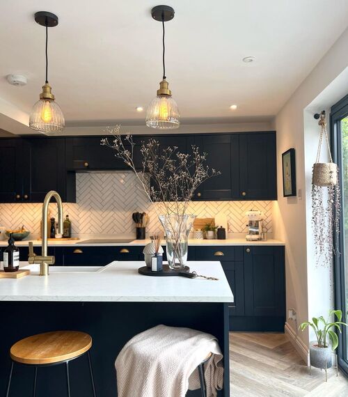 dark blue kitchen decor idea