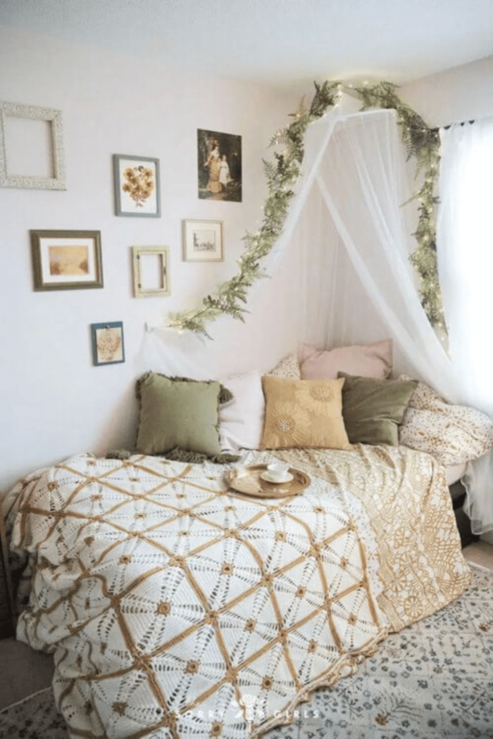 28 Dreamy Above Bed Decor Ideas to Make Your Bedroom Shine