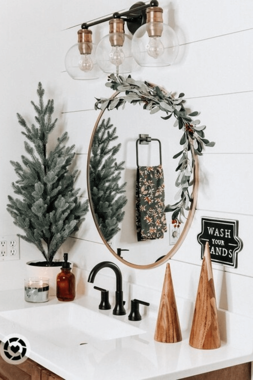 28 Christmas Bathroom Decor Ideas to Try This Year