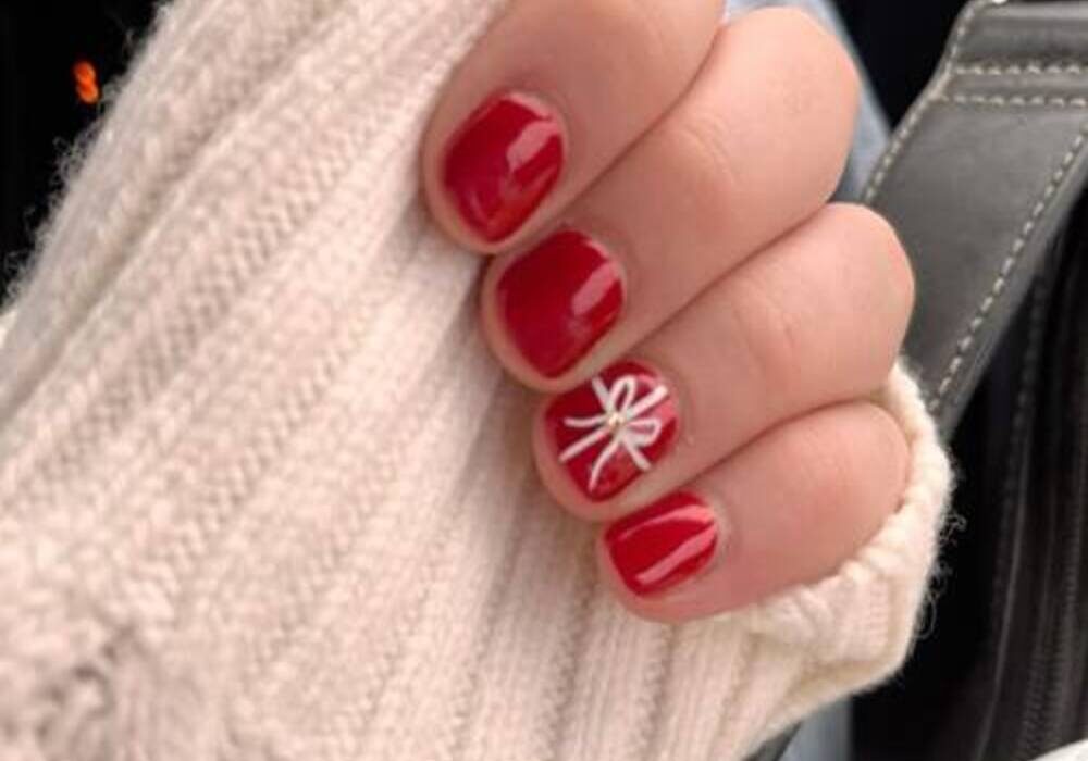 25 Short Christmas Nails That Sleigh This Holiday Season