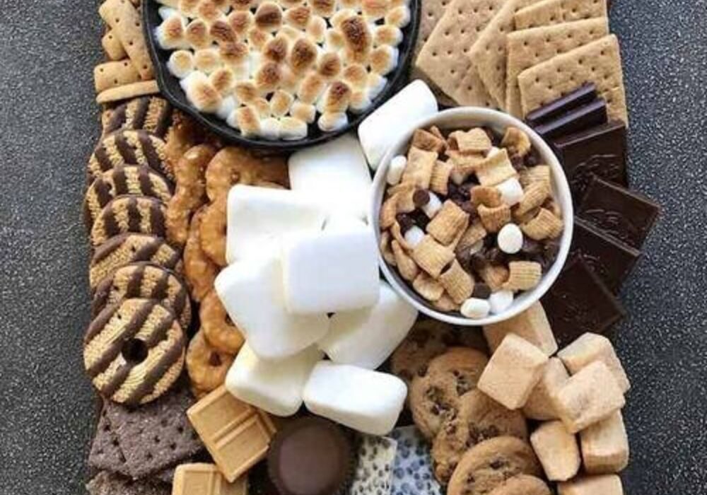 13 Amazing S’mores Charcuterie Board Ideas Perfect for Parties