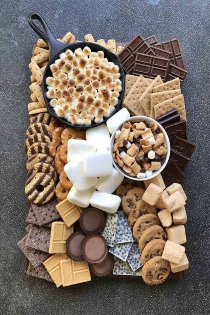 13 Amazing S’mores Charcuterie Board Ideas Perfect for Parties